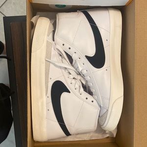 Nike Women's Blazer Mid 77 Shoes